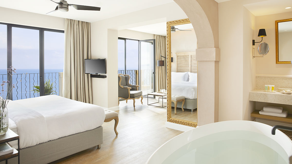 Deluxe Suite with Whirlpool